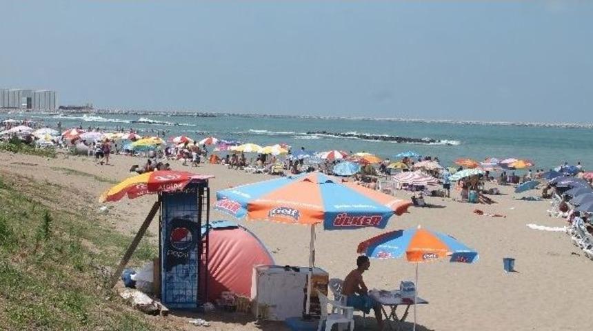 Bayramın İlk G&uuml;n&uuml; Karasu Sahili Doldu Taştı