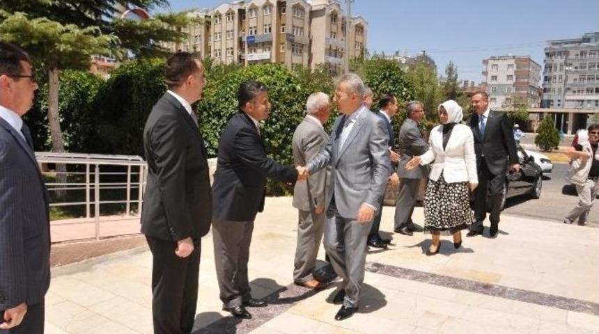 Eski Bakan G&uuml;ler, Mardin'de Bayramlaşma T&ouml;renine Katıldı