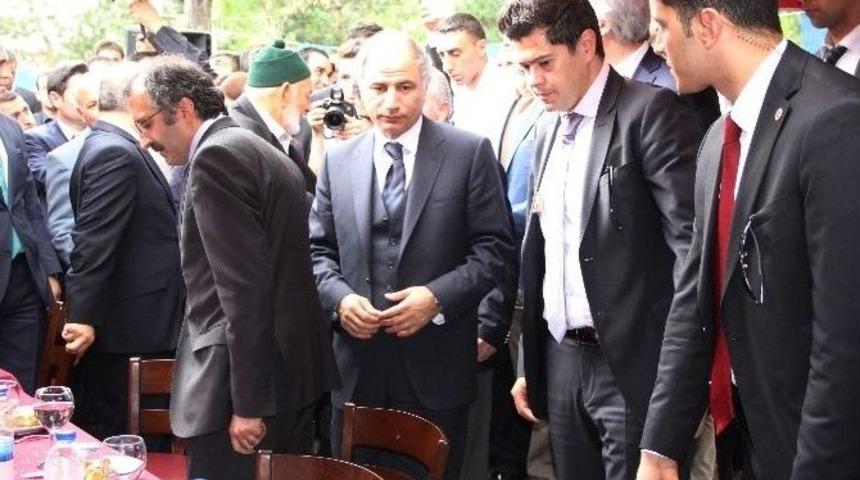 Bakan Ala&rsquo;nın Bayramlaşma Programında Yağmur S&uuml;rpriz