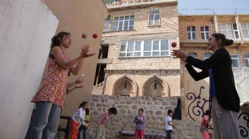 Suriyeli &Ccedil;ocukları Sirk İle Buluşturdular