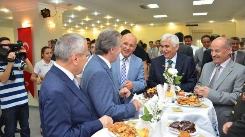 Karab&uuml;k&rsquo;te Protokol Bayramlaşması