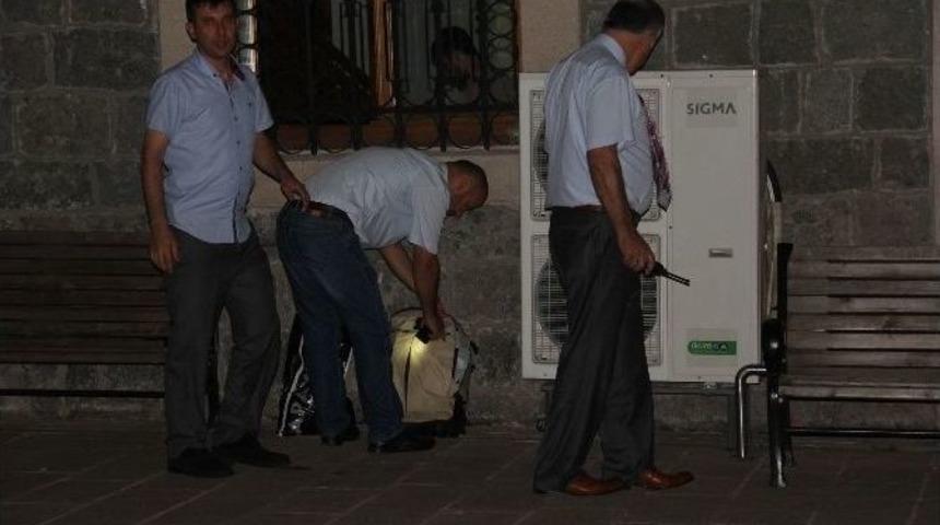 Cami Avlusunda Unutulan &Ccedil;anta Paniğe Neden Oldu