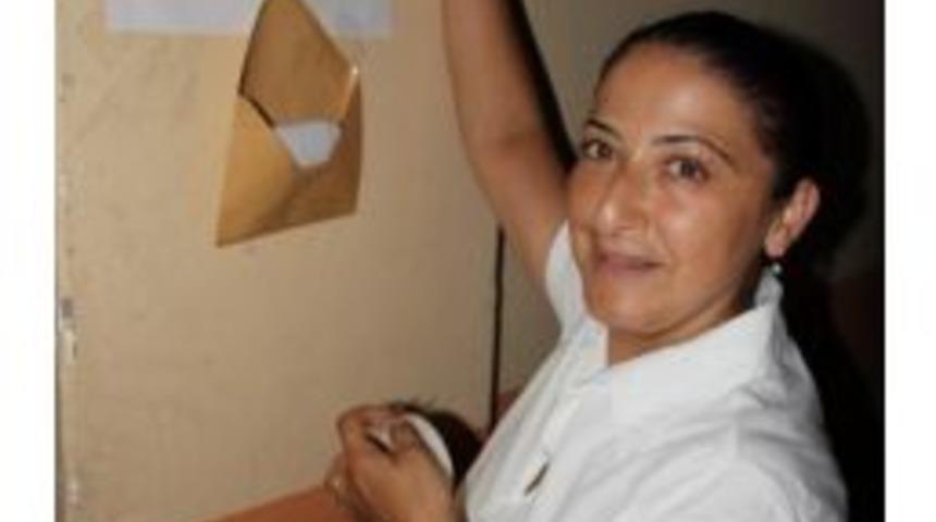 Bayan Muhtardan Se&ccedil;men Kağıdı Hizmeti