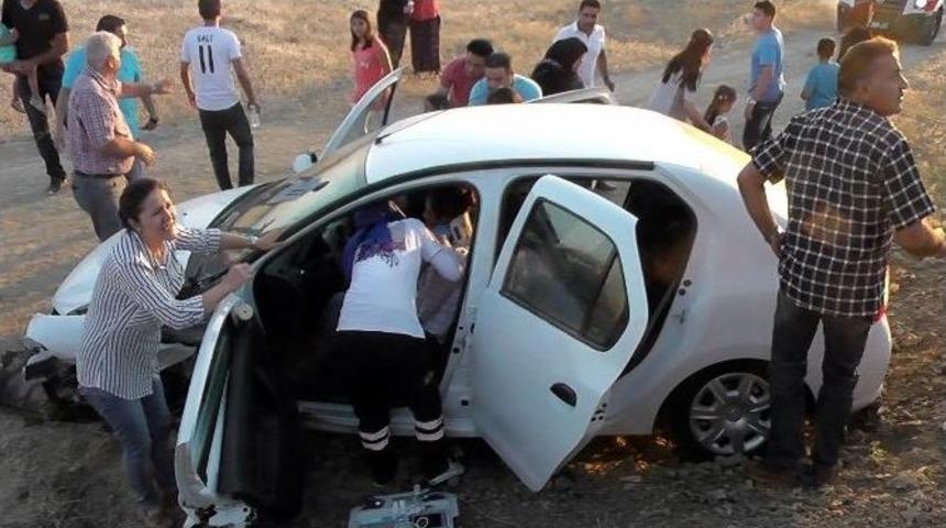 Otomobilde Sıkışan S&uuml;r&uuml;c&uuml;y&uuml; İtfaiye Kurtardı