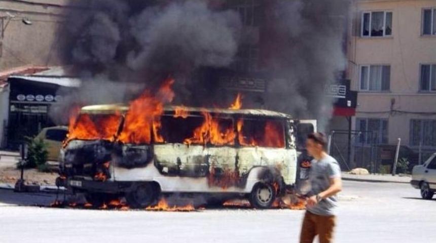 Ailesine Kızıp Minib&uuml;s&uuml;n&uuml; Yaktı