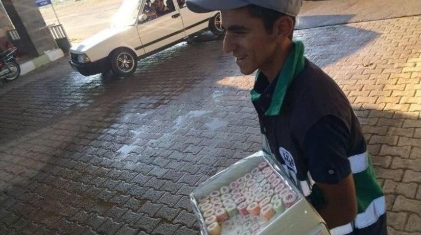 Mezarlığa Gelenlere Lokum İkram Ediliyor