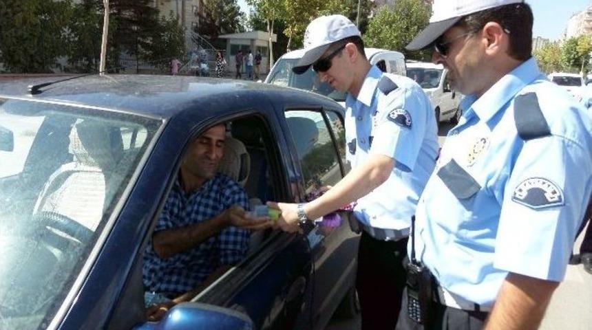 Batman'da Polis S&uuml;r&uuml;c&uuml;lere Şeker Dağıttı