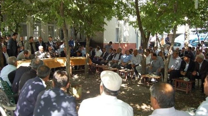 Vali &Ouml;zt&uuml;rk Vatandaşlarla Bayramlaştı