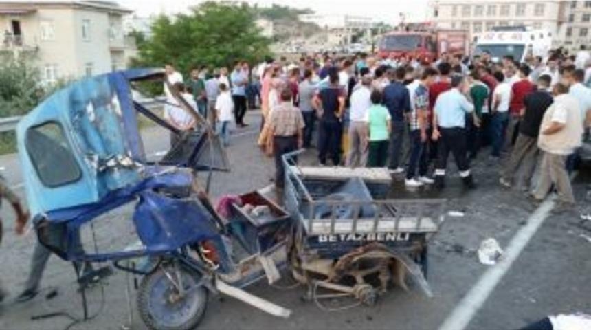 Kamyonet Triport&ouml;re &Ccedil;arptı: 1 &Ouml;l&uuml;, 1 Yaralı