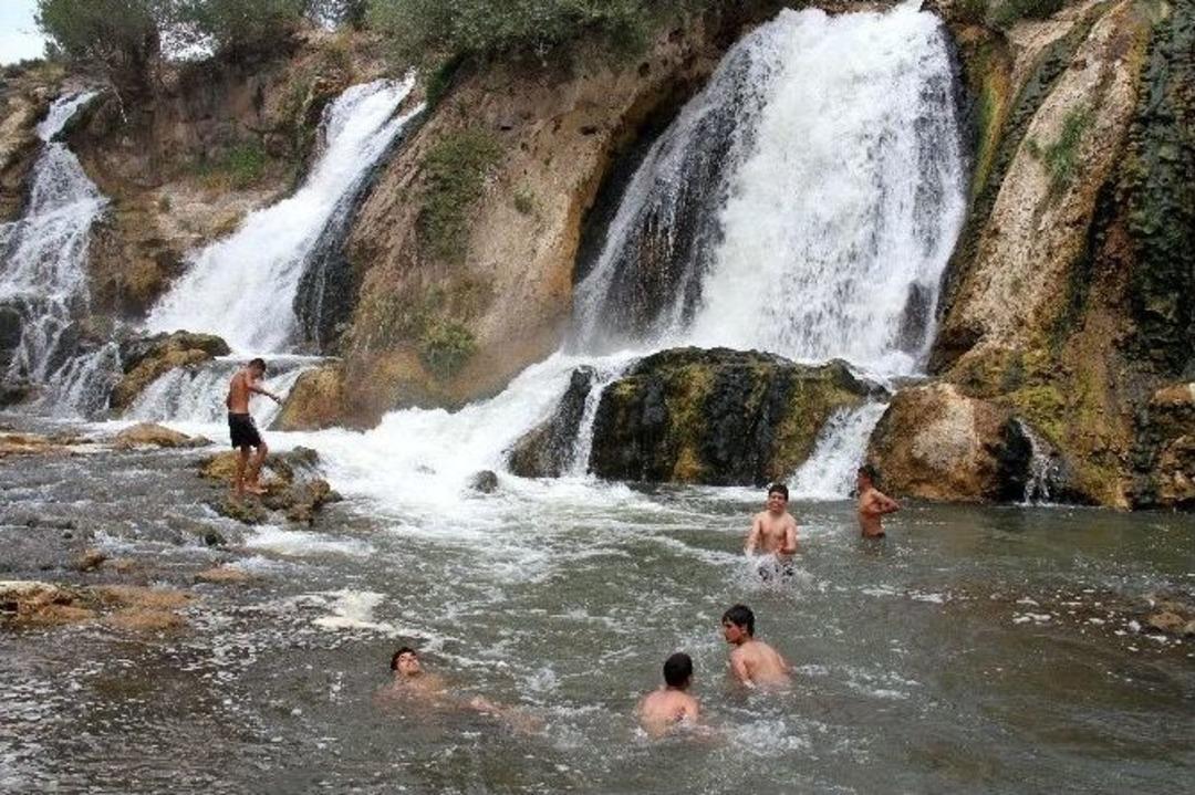 Muradiye Şelalesi&rsquo;nde Bayram Yoğunluğu