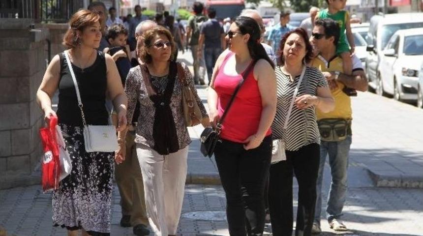 İranlılar Bayram Tatilini Van&rsquo;da Ge&ccedil;iriyor