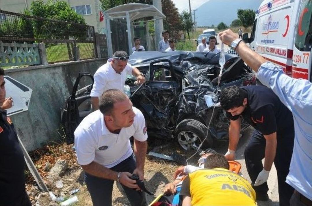 Fabrika Duvarına &Ccedil;arpan Ara&ccedil;ta 5 Kişi Yaralandı