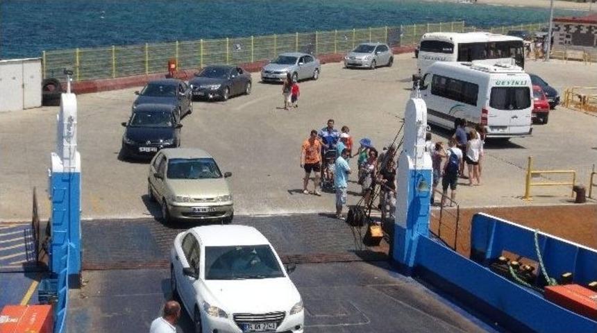 Bozcaada&rsquo;da Feribot Kuyruğu