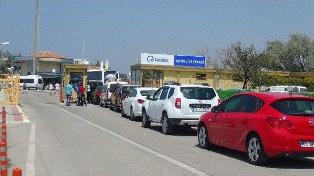 Bozcaada’da Feribot Kuyruğu