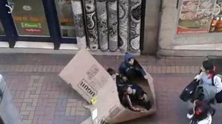 &Ccedil;ocuklardan Yoldan Ge&ccedil;enlere Bayram Şakası