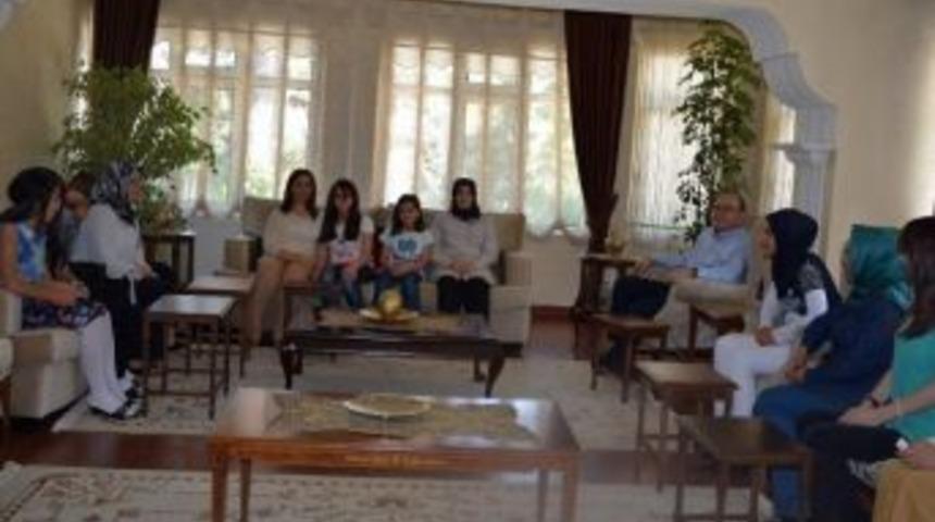 Vali Tutulmaz, &Ccedil;ocukları Konutunda Ağırladı