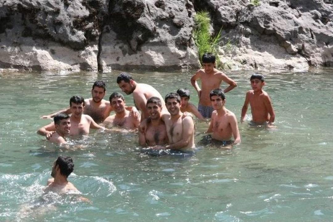 Bayram Tatilinde Şine Deresi'nde Y&uuml;zme Keyfi