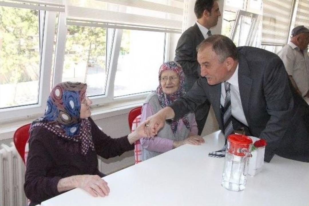 Bolu Protokol&uuml; Yaşlılarla Bayramlaştı