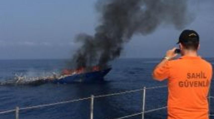 Finike K&ouml;rfezi&rsquo;nde L&uuml;ks Yat Yandı