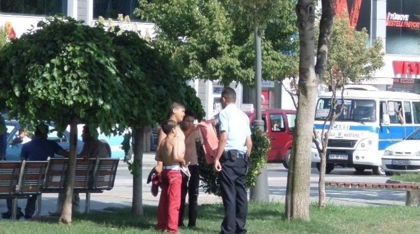 Havuza Giren &Ccedil;ocuklara Polis Engeli