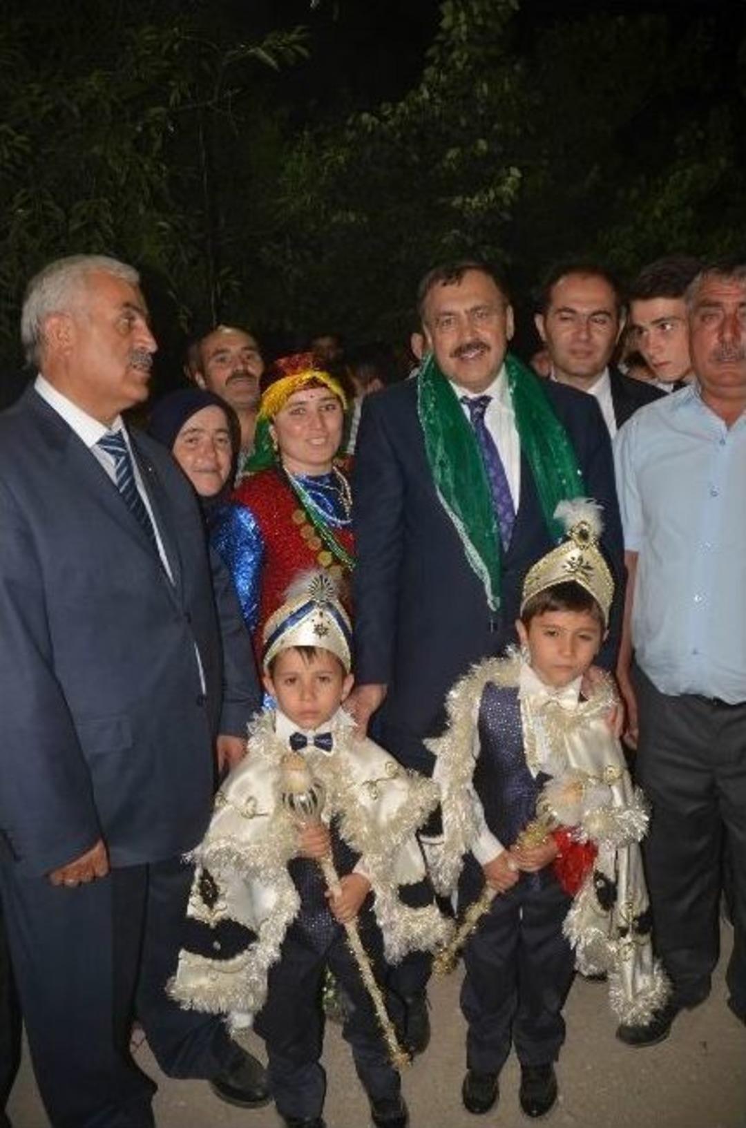 Bakan Eroğlu, Elektrikler Kesilince Konuşmasını Mikrofonsuz Tamamladı