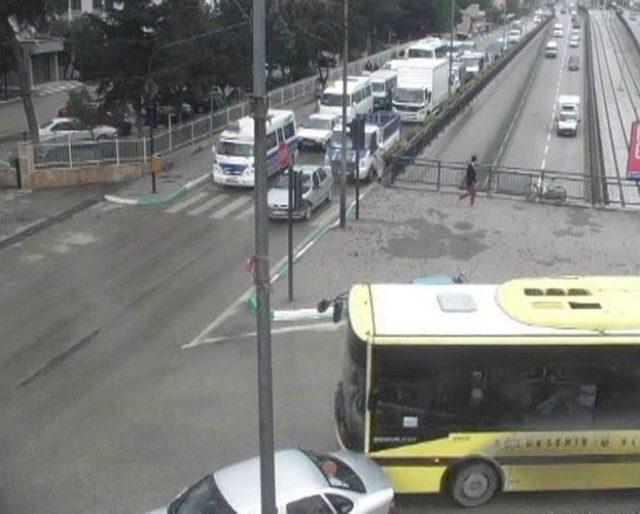 Bursa'da İlginç Kazalar Mobese'ye Yansıdı