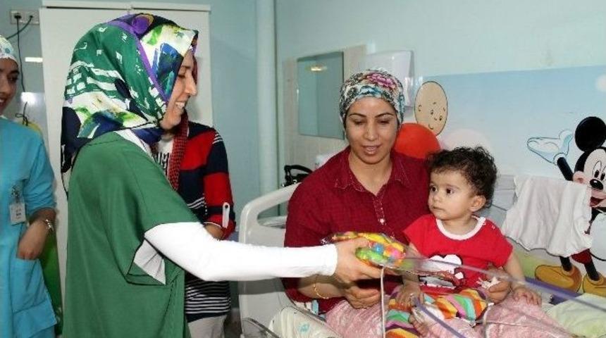 Çocuk Hastaların Yüzü Bayramda Oyuncakla Güldü