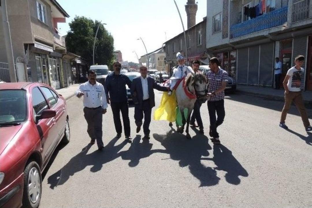 Eleşkirt&rsquo;te Atlı S&uuml;nnet T&ouml;reni