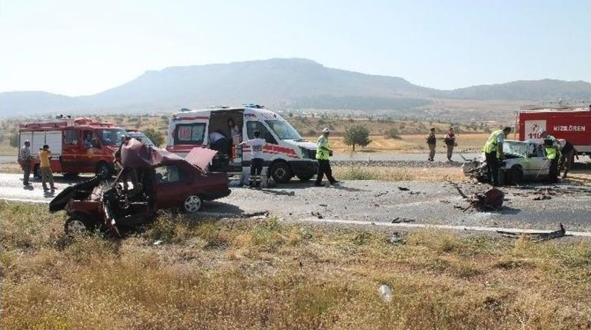 Konya'da Otomobiller &Ccedil;arpıştı: 1 &Ouml;l&uuml;, 3 Yaralı