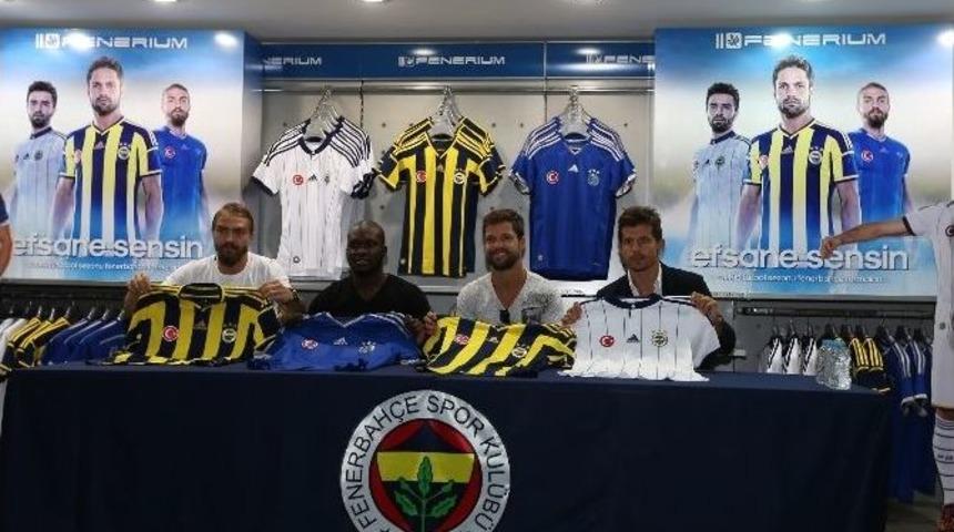 Fenerbah&ccedil;eli Futbolcular Yeni Sezon Formalarını İmzaladı