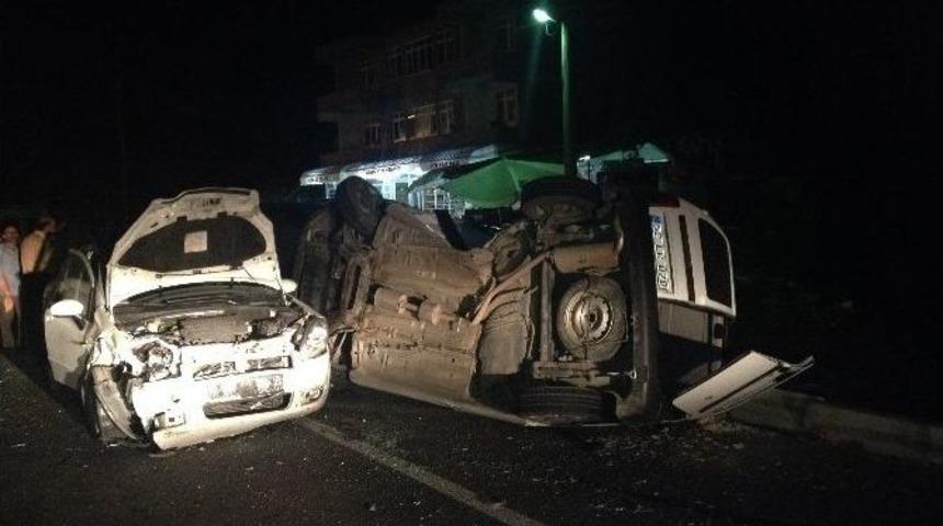 2 Otomobil &Ccedil;arpıştı: 4 Yaralı