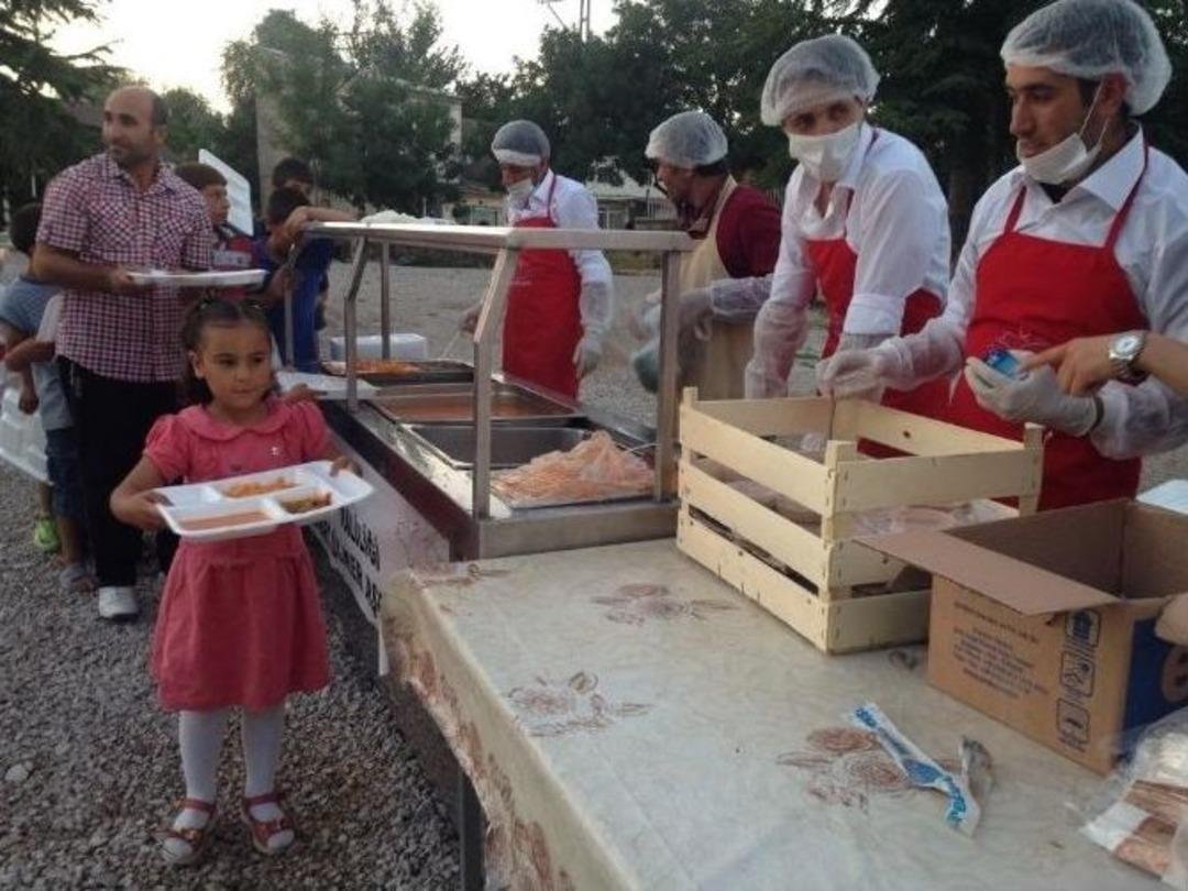 Tuşba&rsquo;nın &lsquo;kardeşlik Sofrası&rsquo; Ramazanda Binlerce Kişiyi Ağırladı