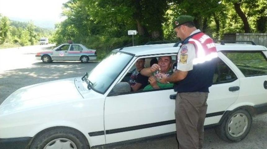 Jandarmadan S&uuml;r&uuml;c&uuml;lere Bayram Şekeri