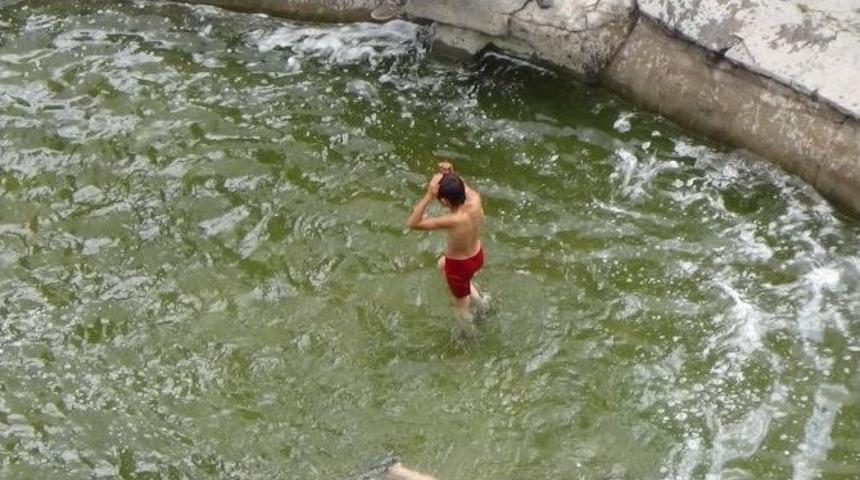 Kars&rsquo;ta &Ccedil;ocuklar S&uuml;s Havuzunda Serinliyor