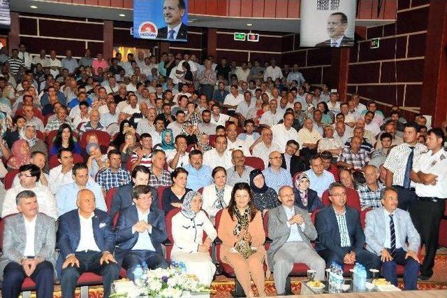 Bakan Davutoğlu, Akşehir’de Partililerle Bayramlaştı