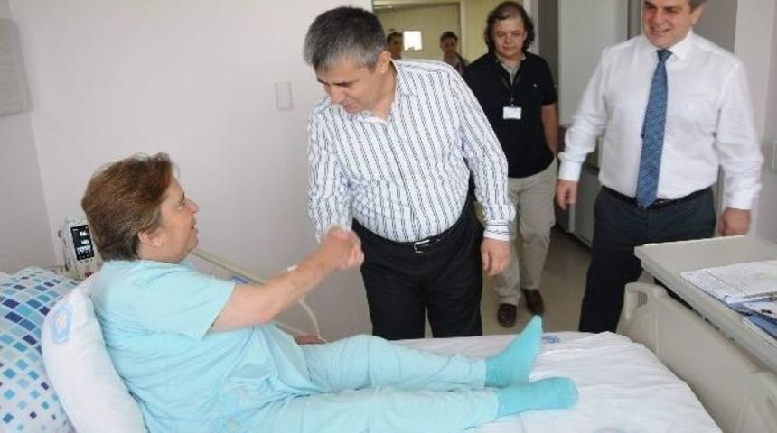 A&uuml; Hastanesi&rsquo;nde Hastalara Bayram Ziyareti