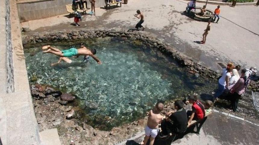 Vatandaşlar Bayramda S&uuml;s Havuzuna Akın Etti