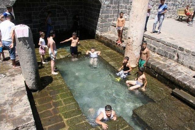 Vatandaşlar Bayramda Süs Havuzuna Akın Etti