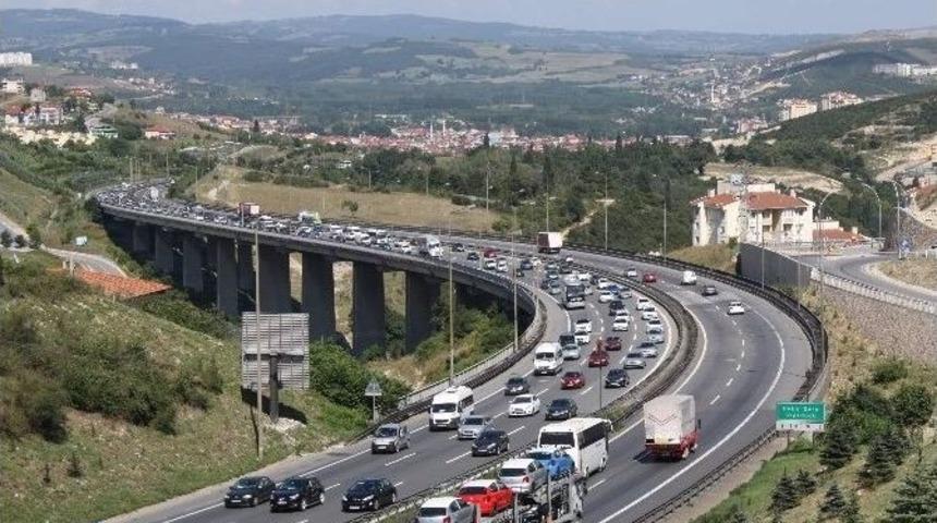 Tem&rsquo;de Ara&ccedil; Kuyruğu 10 Kilometreye Ulaştı