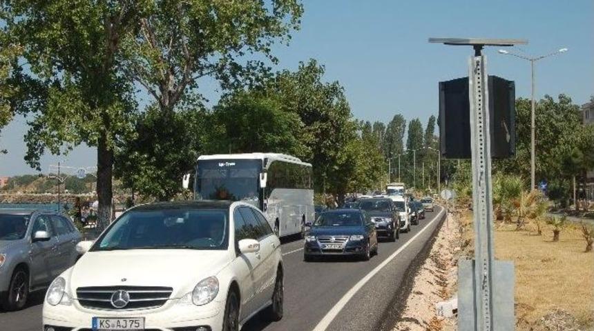 Lapseki İskelesi'nde Bayram D&ouml;n&uuml;ş&uuml; &Ccedil;ilesi Başladı