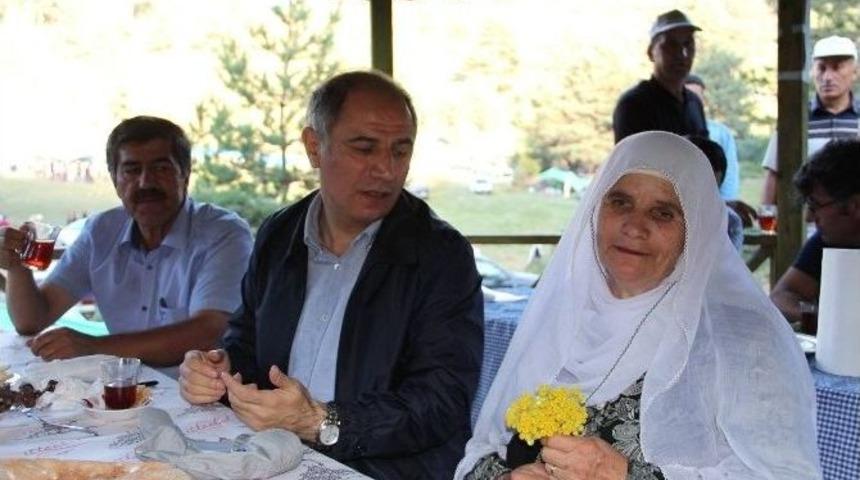 İ&ccedil;işleri Bakanı Ala, Annesi İ&ccedil;in Dağlardan &Ccedil;i&ccedil;ek Topladı