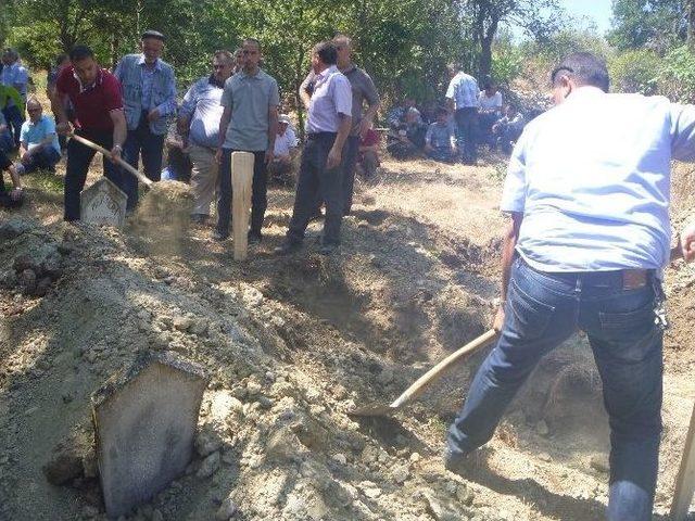 Yangında Ölen Yaşlı Çift Toprağa Verildi