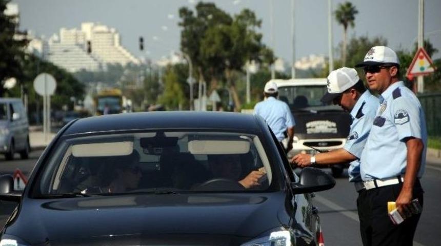 Polislerden Ceza Yerine Hediye