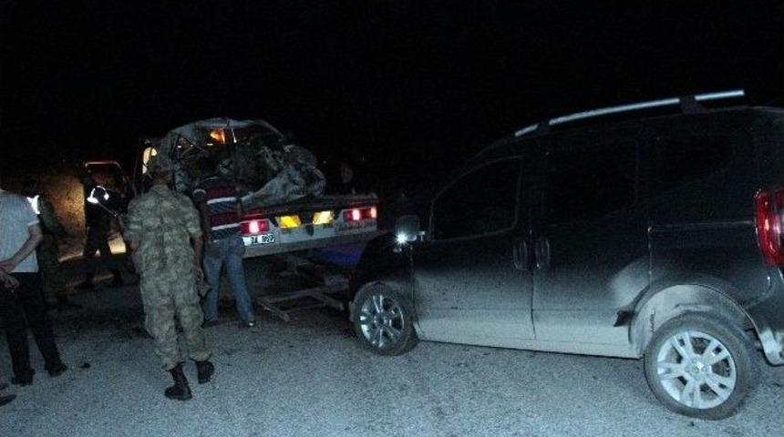 Erzincan&rsquo;da Trafik Kazası: 2 &Ouml;l&uuml;, 4 Yaralı