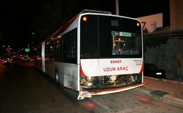 İzmir'de Trafik Kazası: 3 Yaralı