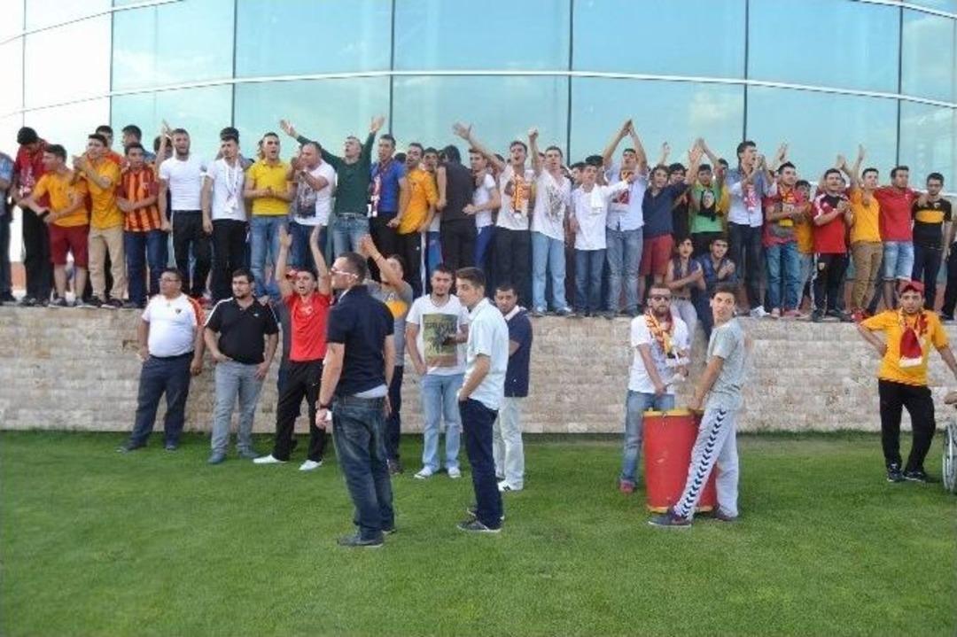 Yeni Sezon Hazırlıklarını S&uuml;rd&uuml;ren Kayserispor'a Taraftar Desteği