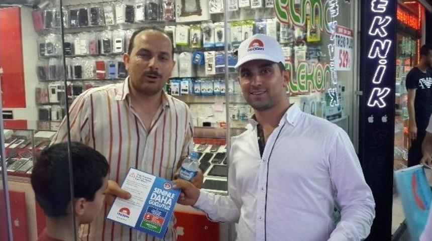 Ak Partili Gen&ccedil;ler D&uuml;zce Sokaklarında Poster Ve Bayrak Dağıttı