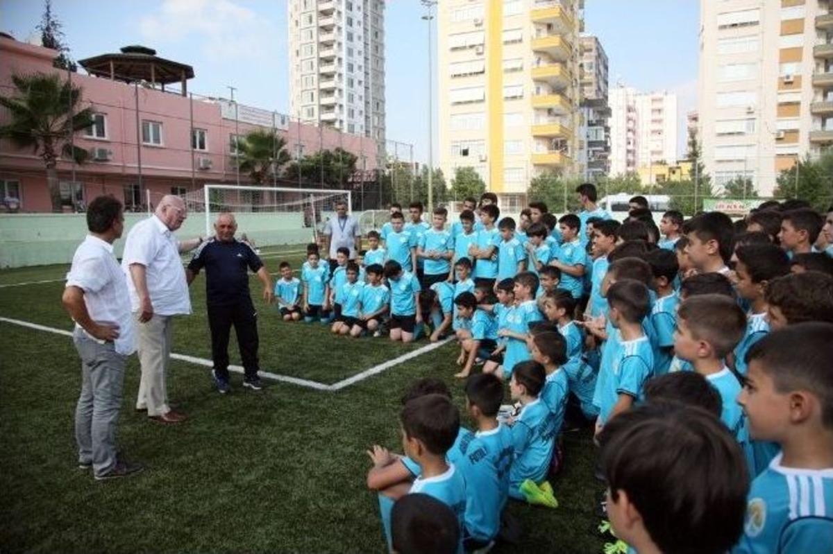 Futbolun Duayenleri, B&uuml;y&uuml;kşehir Futbol Okullarını Ziyaret Etti