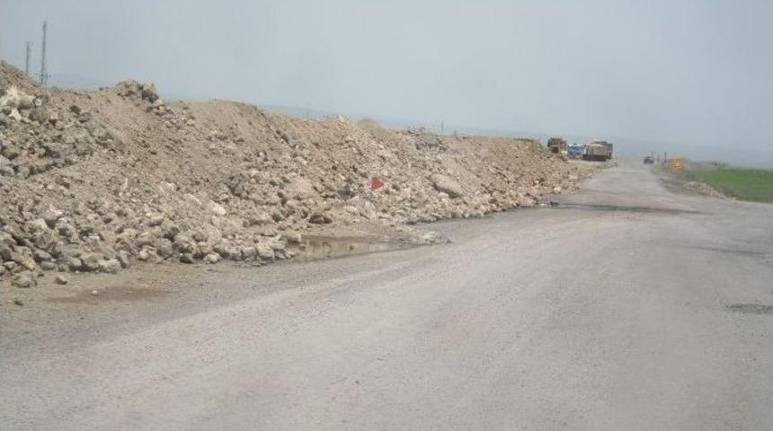 Kars&rsquo;ta Gelişi G&uuml;zel Yapılan Yol &Ccedil;alışmaları S&uuml;r&uuml;c&uuml;leri Canından Bezdirdi