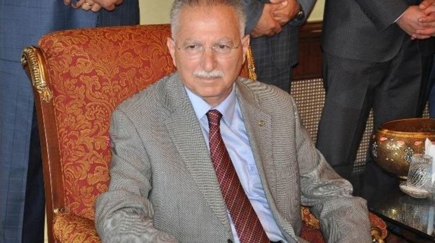 Ekmeleddin İhsanoğlu Madımak Oteli'ne Karanfil Bıraktı